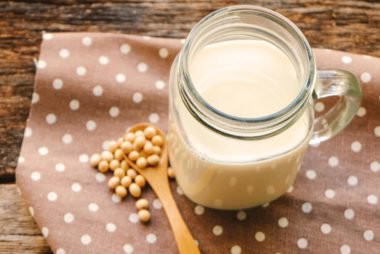 Sữa đậu nành thêm vị như chocolate hay vani lại chứa quá nhiều đường và lượng calo không cần thiết.