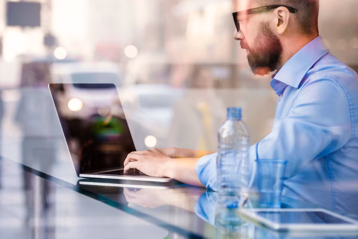 Nếu nước tiểu màu vàng chanh nghĩa là cơ thể đã đạt được mức hydrat hóa tối ưu. Nếu nước tiểu trong, bạn cần giảm lượng nước uống. Nếu vàng đậm bạn cần bổ sung thêm lượng nước uống hàng ngày.