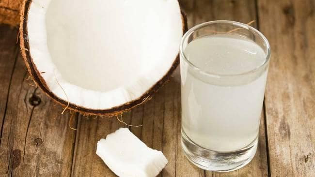 Nước dừa cũng có thể gây phản ứng dị ứng ở một số người. Quả dừa cơ bản là hạt cây, do đó, những người ăn dừa hoặc uống nước dừa có thể dễ bị dị ứng.