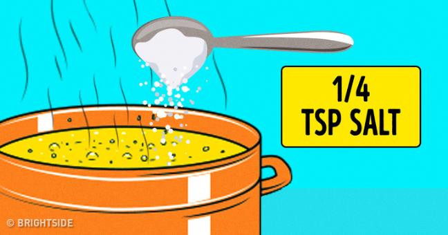 6. Thêm muối: Người ăn chay chỉ cần thêm 1/4 muỗng cà phê muối trong món ăn mỗi ngày để tránh tình trạng thiếu i-ốt.