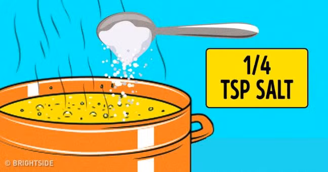 6. Thêm muối: Người ăn chay chỉ cần thêm 1/4 muỗng cà phê muối trong món ăn mỗi ngày để tránh tình trạng thiếu i-ốt.