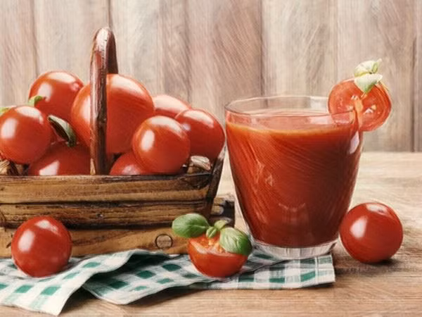 Nước ép cà chua cũng là biện pháp trị hoàn hảo. Cố gắng ngâm tay trong nước ép cà chua trong vài phút. Nồng độ natri trong nước ép này có thể làm khô lòng bàn tay.