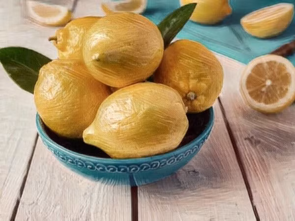 Nước chanh có axit xitric, có tác dụng như một chất khử mùi tự nhiên và có lợi trong việc kiểm soát mồ hôi tay.