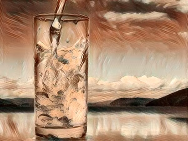 Ngâm tay trong trong nước lạnh 30 phút mỗi ngày có thể giữ cho mồ hôi tay bớt tiết ra.