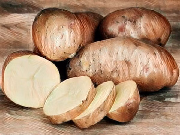 Khoai tây có thể làm giảm mồ hôi. Bạn có thể dùng quả bông thấm nước khoai tây rồi bôi lên vùng ra nhiều mồ hôi trong vài phút. Để khô và rửa sạch. Nguồn ảnh: Boldsky.