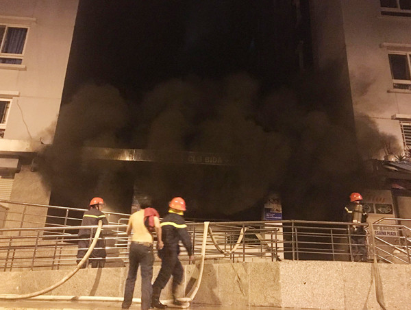 Khói đen kịt bốc lên từ tòa nhà Carina Plaza.