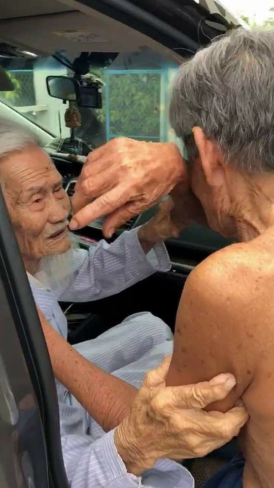 Giây phút chia tay đầy xúc động của 2 người bạn già trong lần gặp hiếm hoi.