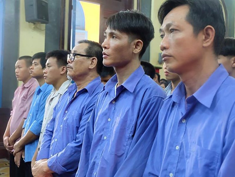 Sỳ Vĩnh Sáng (đeo kính) cùng các đồng phạm tại phiên tòa ngày 18/7/2017. Ảnh: PLO