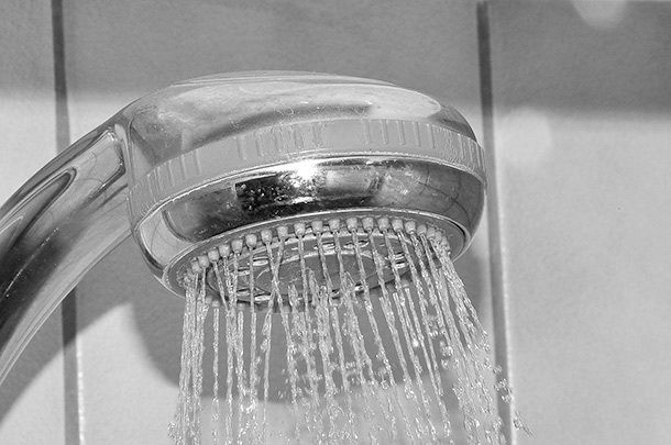 Bé gái 12 tuổi Alice ở Gothenburg bị sét đánh khi cô đang tắm vòi hoa sen. Rất may cô bé chỉ bị đau ở cánh tay.