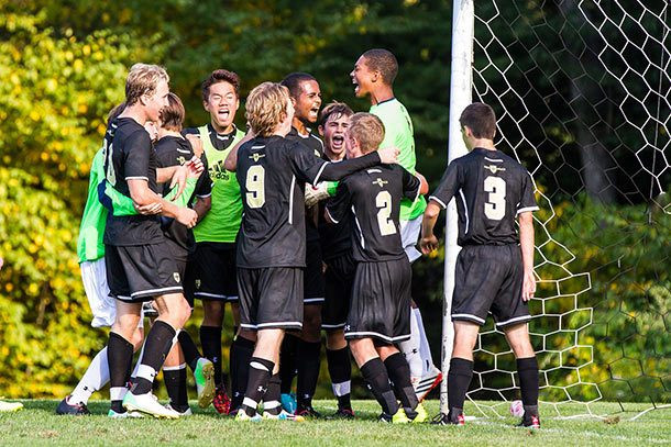 Tại Kinshasa, Congo, năm 1998, một điều kỳ lạ và bi thảm đã xảy ra trong một trận bóng đá. Một tia sét đánh chết cả một đội bóng trong khi họ đang chơi. Có 11 người chết và 30 người khác bị thương. Ảnh: List25. fuhtygki