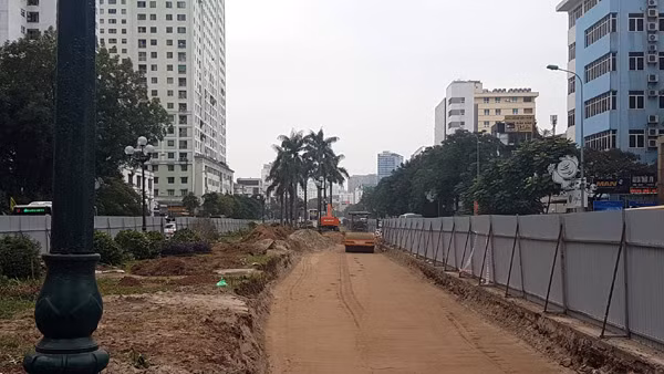 Ông Tuấn cho hay, việc xén dải phân cách được Sở GTVT thực hiện theo quyết định của UBND TP, tổ chức giao thông tuyến đường Nguyễn Chí Thanh (đoạn từ nút giao đường Láng đến nút giao Đê La Thành), dài khoảng 1km. Ảnh: Dải phân cách đường Nguyễn Chí Thanh được xén để mở rộng thêm làn đường.