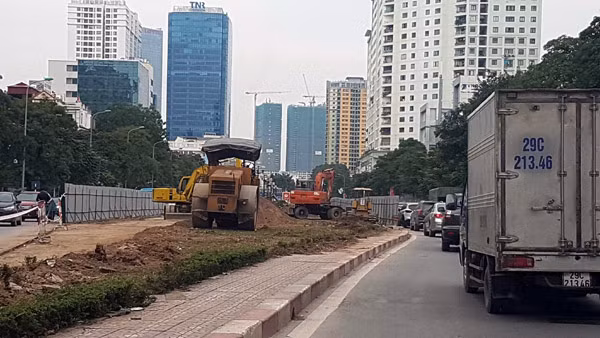 “Mục tiêu nhằm nâng cao năng lực khai thác của tuyến đường, giảm thời gian phương tiện lưu thông qua tuyến, giảm ùn tắc giao thông, cải thiện vệ sinh môi trường, giảm tiếng ồn”, ông Tuấn nói. Ảnh: Dải phân cách bị xén dài 1km.