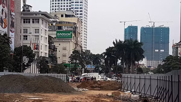 Phạm vi xén dải phân cách có chiều dài khoảng 1km, chiều rộng dải phân cách đường Nguyễn Chí Thanh rộng trung bình 16-17m xén xuống còn 4,5m, đảm bảo mỗi bên 5 làn đường so với 2 làn như hiện nay.