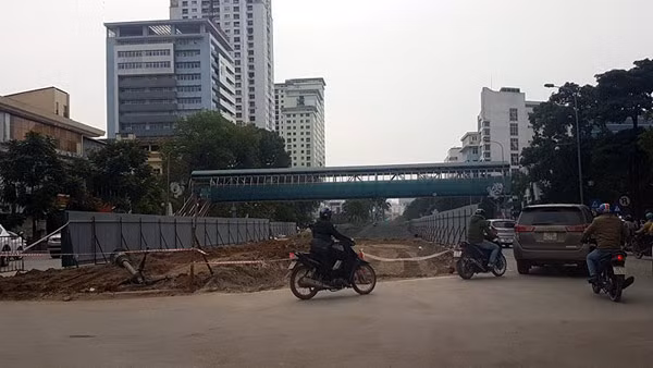 Dự án cũng kết hợp chỉnh trang cây xanh, thảm cỏ trên dải phân cách mới như đã xén trên tuyến đường Trần Duy Hưng (đoạn từ nút giao Hoàng Minh Giám đến chân cầu vượt Nguyễn Chí Thanh) để cải thiện môi trường, cảnh quan đô thị.