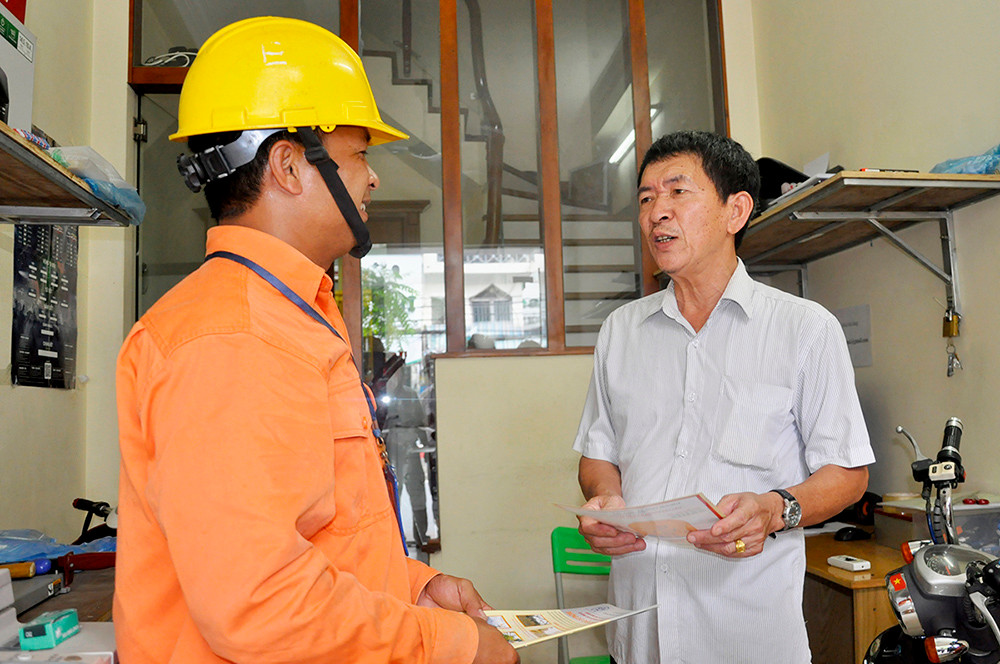 EVN HANOI khuyen cao su dung dien an toan trong nhung ngay mua bao-Hinh-2