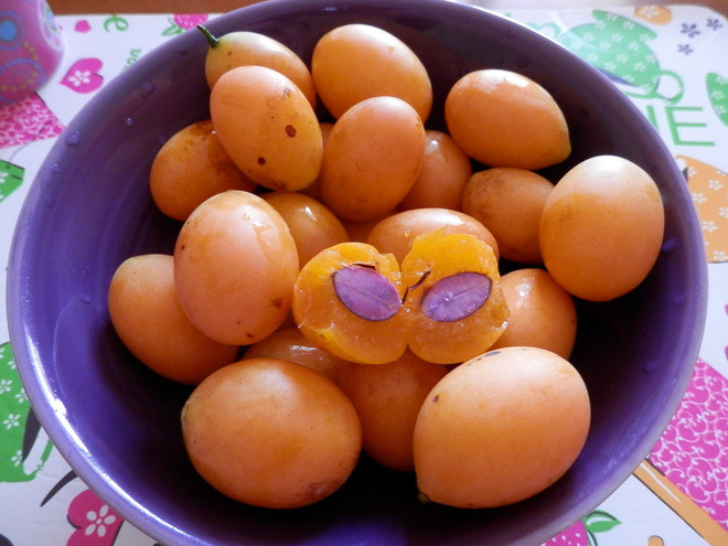 Điểm đặc biệt nhất của loại quả xoài lai mận này là khi bổ quả ra thì phần ruột bên trong có màu tím rất lạ. Ảnh: Samuidays.