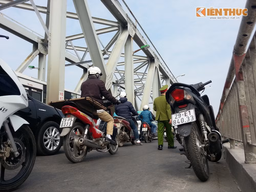 Nam thanh nien nhay cau tu tu tren cau Chuong Duong-Hinh-2