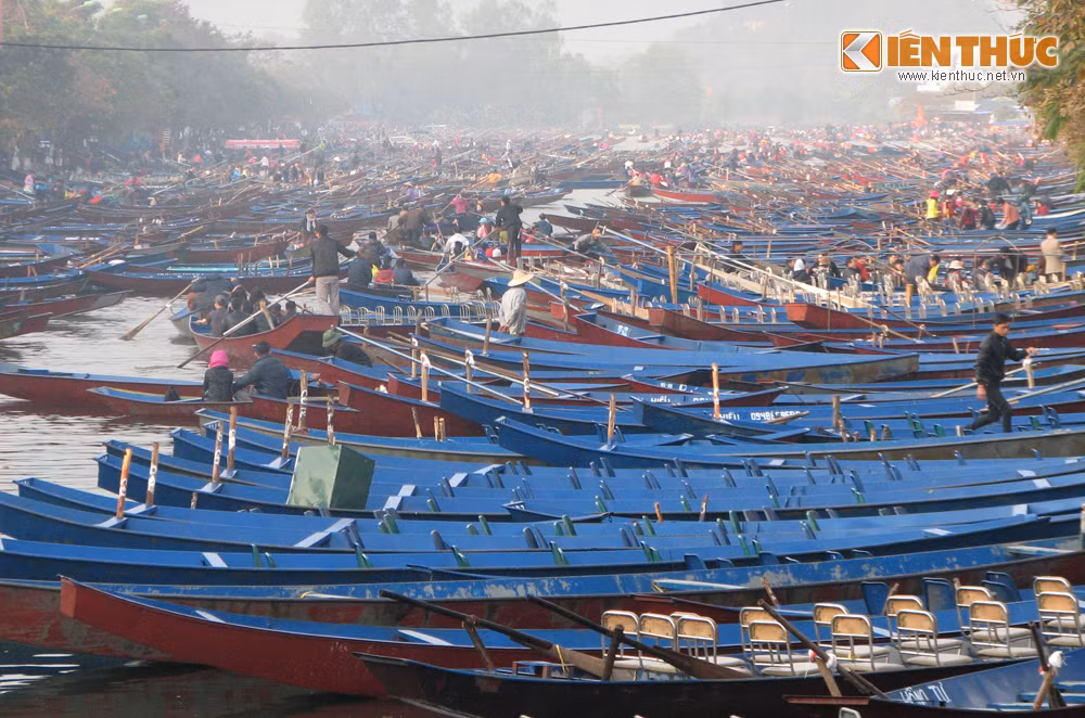 Bến đò suối Yến nhộn nhịp du khách vào sáng nay.