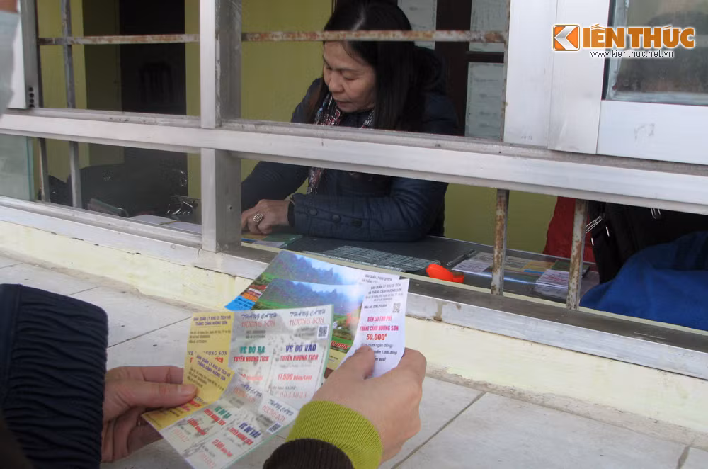 Theo thông tin từ Ban quản lý lễ hội chùa Hương(BQL), trong 2 ngày: mùng 1 và mùng 2 tết, BQL không thu vé khi người dân tham gia trẩy hội. Tuy nhiên trong sáng nay, mùng 3 tết, người dân đã bắt đầu phải mua vé. Ảnh chụp một du khách đang mua vé tại quầy bán vé của BTC.