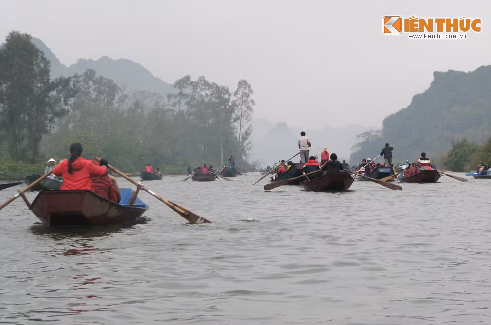 Lượt khách năm nay tăng hơn 8.000 người so với cùng ngày năm ngoái.