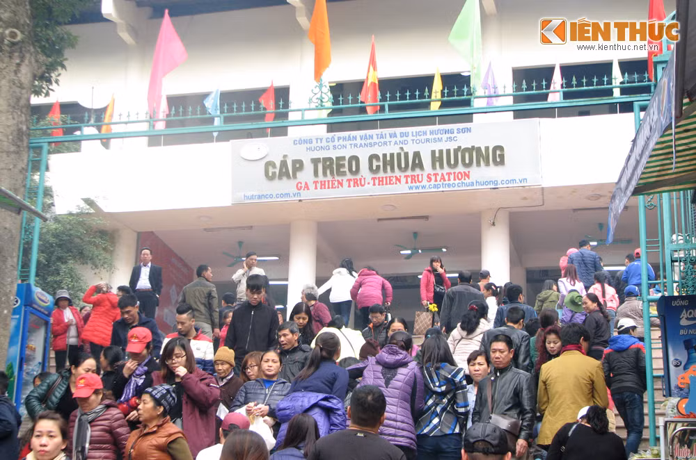 Khu vực trạm cáp treo cũng đông nghịt khách trong ngày mùng ba Tết.