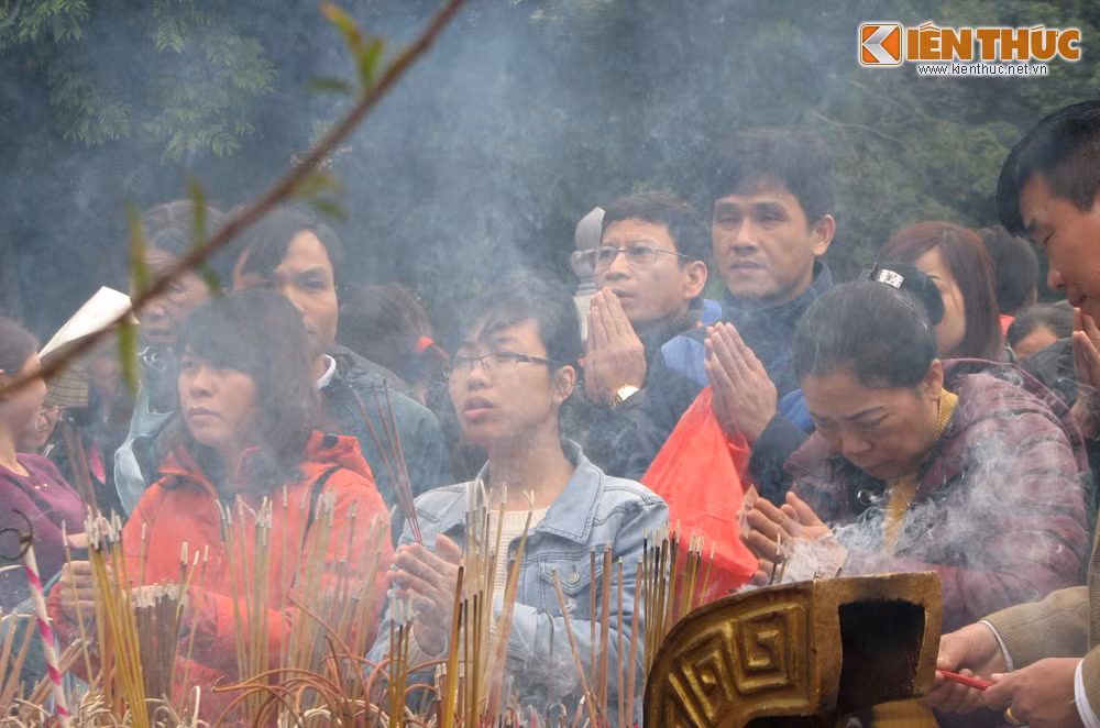 Khói hương nghi ngút tại sân chùa Thiên Trù.