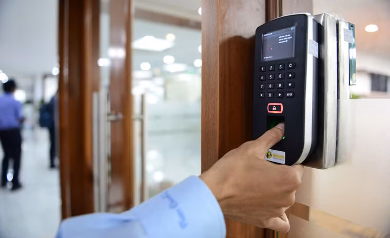 Tổng chi phí đầu tư TTBC ước tỉnh khoảng gần 35 tỷ đồng. Kinh phí hoạt động thường xuyên năm đầu tiên là 2 tỷ đồng. Các PV đến trung tâm làm việc đều phải dùng thẻ cá nhân có dấu vân tay đăng ký với trung tâm để ra vào.