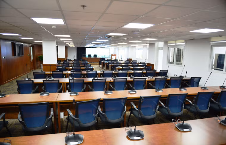 Trung tâm có 2 phòng họp 100 và 50 chỗ ngồi với bàn liền kề, độc lập.