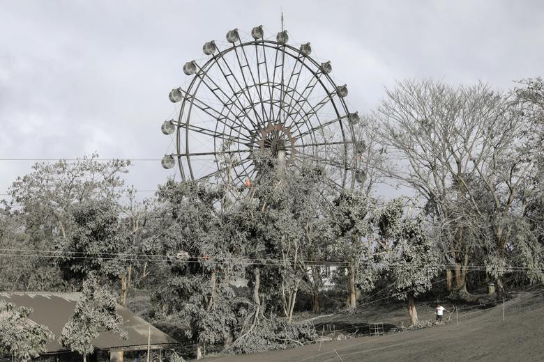 Nhà cửa và cảnh vật đều bị bao phủ bởi lớp tro bụi dày đặc. Số vụ tai nạn giao thông gia tăng vì đường trơn trượt.