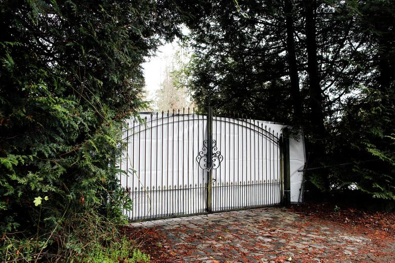 Hầu hết thị trấn trên bán đảo, từ lâu nổi tiếng với những người nghỉ hưu nhờ cuộc sống thoải mái và gần bến phà tới lục địa của tỉnh British Columbia, chỉ có chưa đầy 20.000 cư dân và có nhiều cửa hiệu quà tặng theo chủ đề đại dương cùng cửa hàng bán cá, khoai tây.