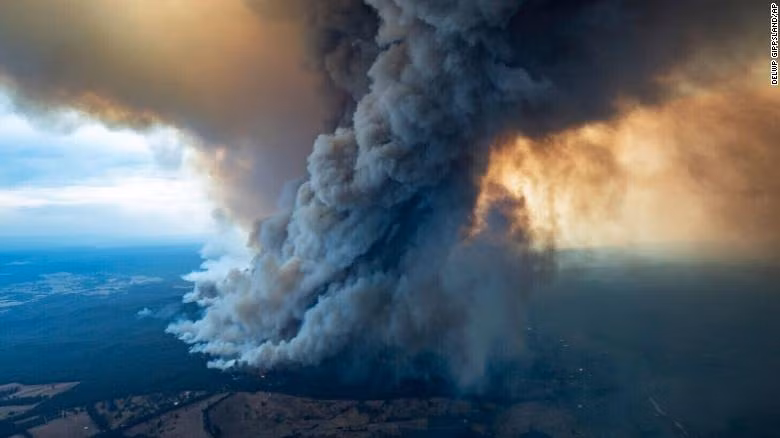Khói bốc lên từ các đám cháy rừng ở East Gippsland, Victoria, ngày 2/1.
