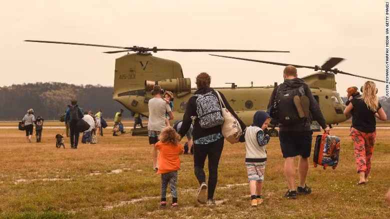 Các gia đình được sơ tán bằng máy bay khỏi Mallacoota hôm 5/1.
