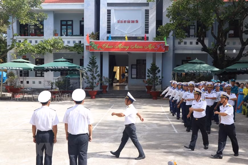 Linh thieng le chao co sang mung 1 Tet tai quan dao Truong Sa-Hinh-4