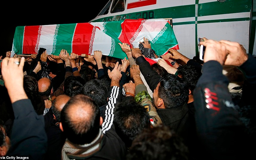 Những hình ảnh và video được đăng tải cho thấy chiếc quan tài chứa thi thể ông Soleimani được phủ cờ Iran và đưa ra khỏi một chiếc máy bay trên nền quân nhạc ở Ahvaz.