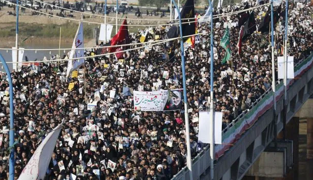 Sau đó, thi thể Tướng Soleimani sẽ được đưa đến thành phố Qom để làm lễ, trước khi đến quê nhà của ông ở tỉnh Kerman hôm 7/1 để an táng.