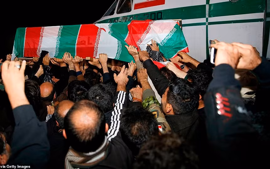 Những hình ảnh và video được đăng tải cho thấy chiếc quan tài chứa thi thể ông Soleimani được phủ cờ Iran và đưa ra khỏi một chiếc máy bay trên nền quân nhạc ở Ahvaz.