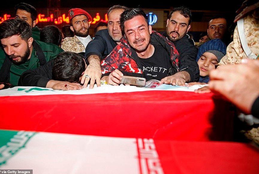 "Ông ấy rất được yêu mến và kính trọng. Nhiều người dân Iran nói rằng họ không thể tin rằng ông ấy đã ra đi. Cả đất nước Iran đang đau buồn tiếc thương", phóng viên Dorsa Jabbari của Al Jazeera đưa tin.