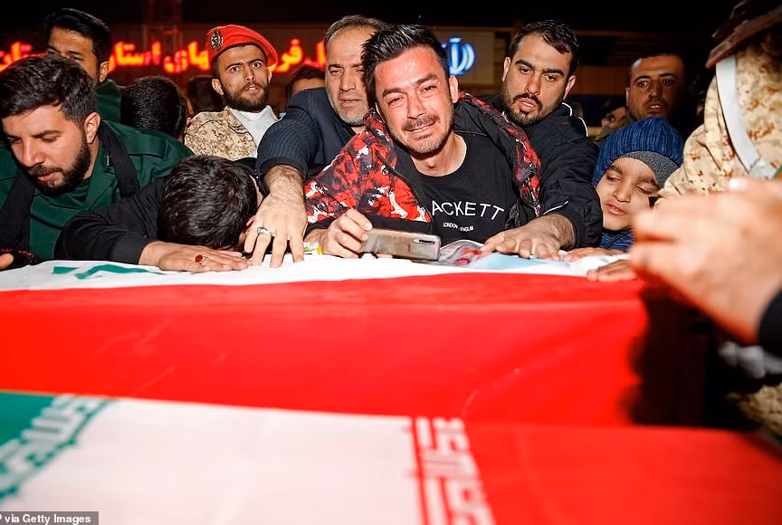 "Ông ấy rất được yêu mến và kính trọng. Nhiều người dân Iran nói rằng họ không thể tin rằng ông ấy đã ra đi. Cả đất nước Iran đang đau buồn tiếc thương", phóng viên Dorsa Jabbari của Al Jazeera đưa tin.