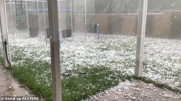 Trận mưa chỉ kéo dài khoảng 15 phút nhưng cũng đủ để khiến nhiều ngôi nhà, xe cộ bị hư hại.