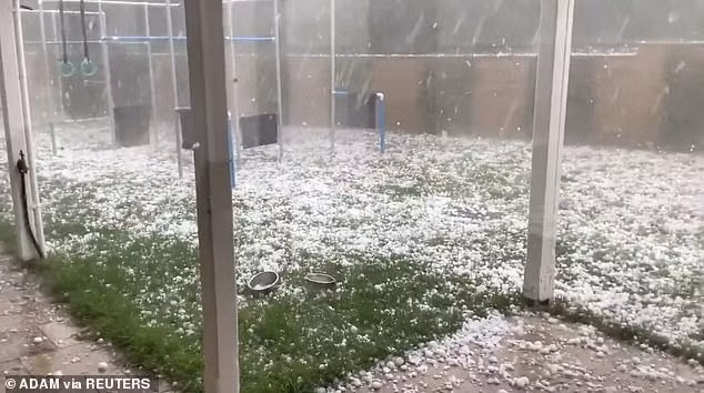 Trận mưa chỉ kéo dài khoảng 15 phút nhưng cũng đủ để khiến nhiều ngôi nhà, xe cộ bị hư hại.