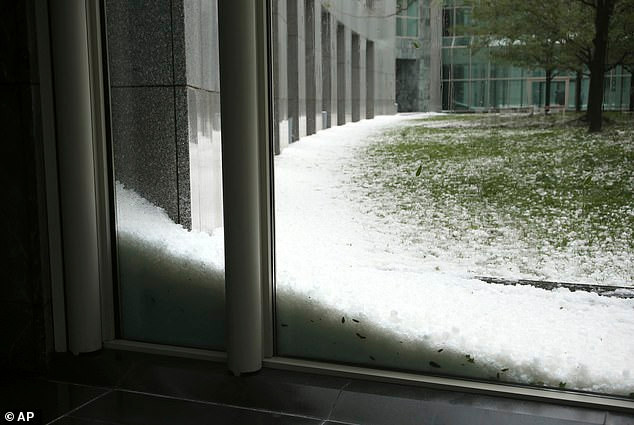 "Tôi sống ở Melbourne đã lâu nhưng chưa từng chứng kiến trận mưa nào khủng khiếp đến đến vậy", Krystian Seibert, một cư dân ở vùng Hawthorn, kể.