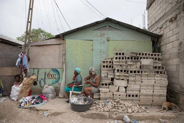 Những người bán hàng ở Caradeux, một khu trại dành cho người dân sơ tán trong trận động đất, tại Port-au-Prince ngày 10/1/2020. Cơn địa chấn 10 năm trước chỉ kéo dài 35 giây nhưng những "vết sẹo" mà nó để lại đến nay vẫn còn.
