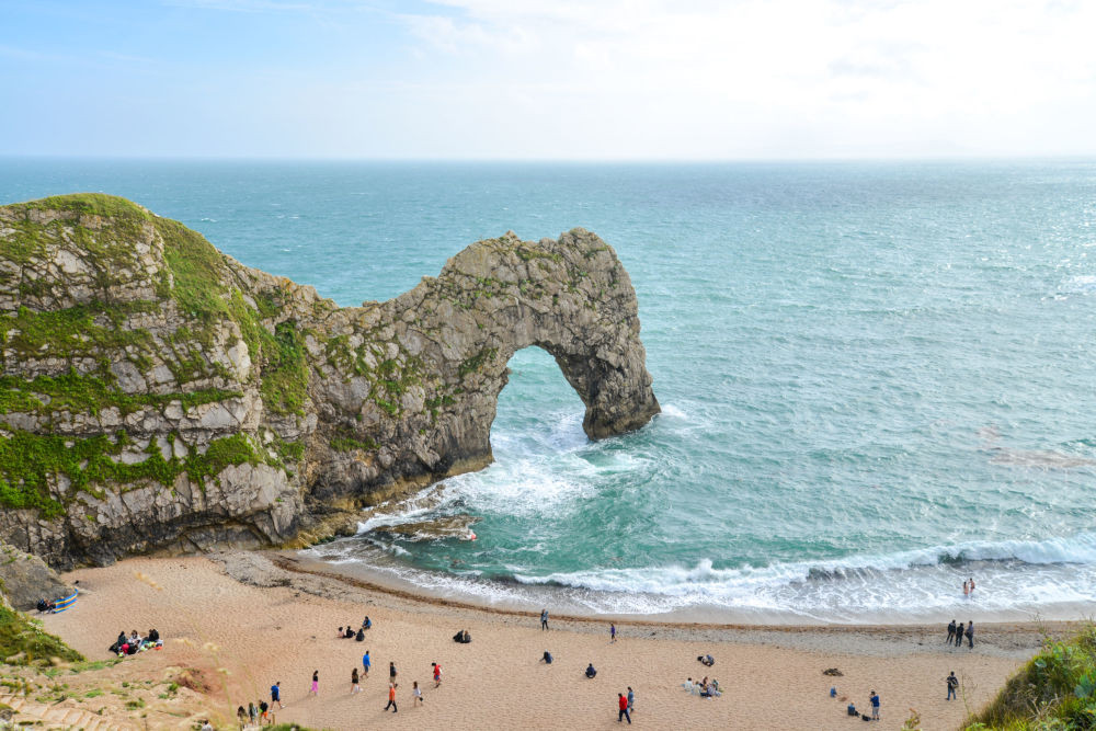 Người dân và du khách trên bãi biển ở Anh.
