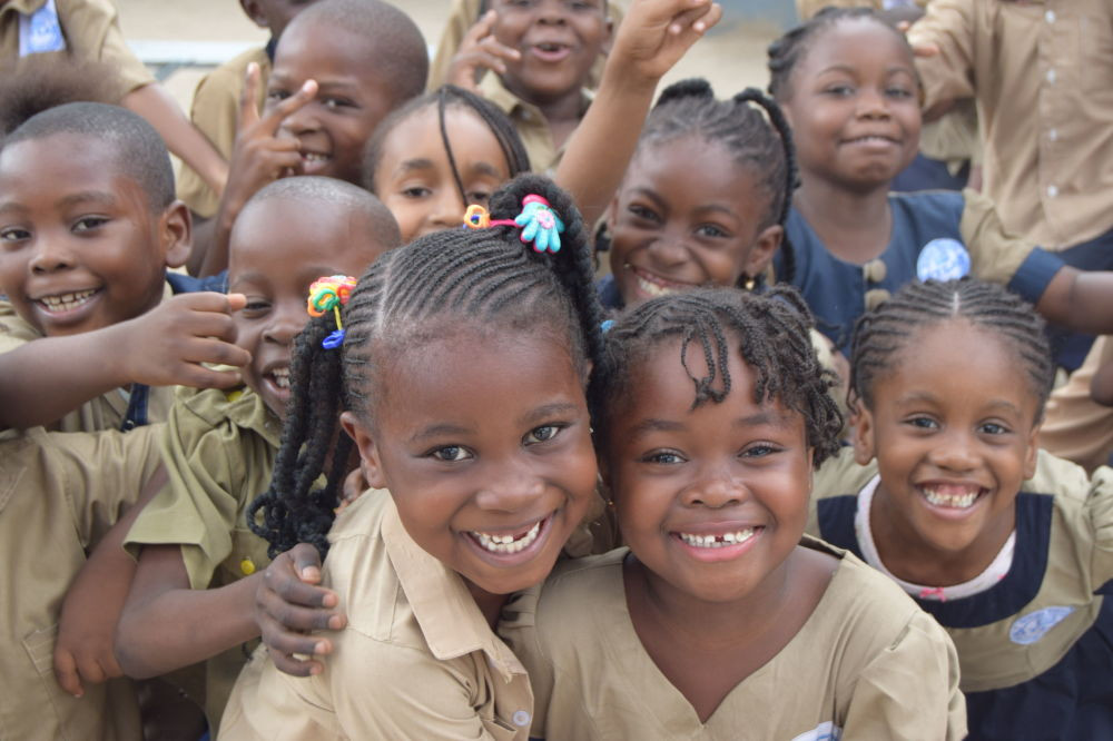 Các em nhỏ cười tươi trước ống kính ở Cộng hòa Dân chủ Công-gô.