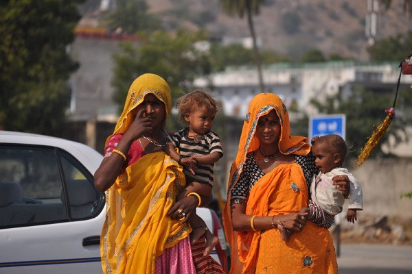 Dự án "The World as Seen by Russian Diplomats' Wives" (Tạm dịch: Thế giới qua cái nhìn của phu nhân các nhà ngoại giao Nga), bao gồm những bức ảnh do vợ của các ngoại giao Nga chụp ở nhiều quốc gia, phần nào hé mở cuộc sống của người dân trên khắp thế giới. Ảnh: Những người phụ nữ bế con nhỏ ở Ấn Độ - một tác phẩm của "nhiếp ảnh gia" Natalia Korolenkeo. (Nguồn ảnh: Sputnik)