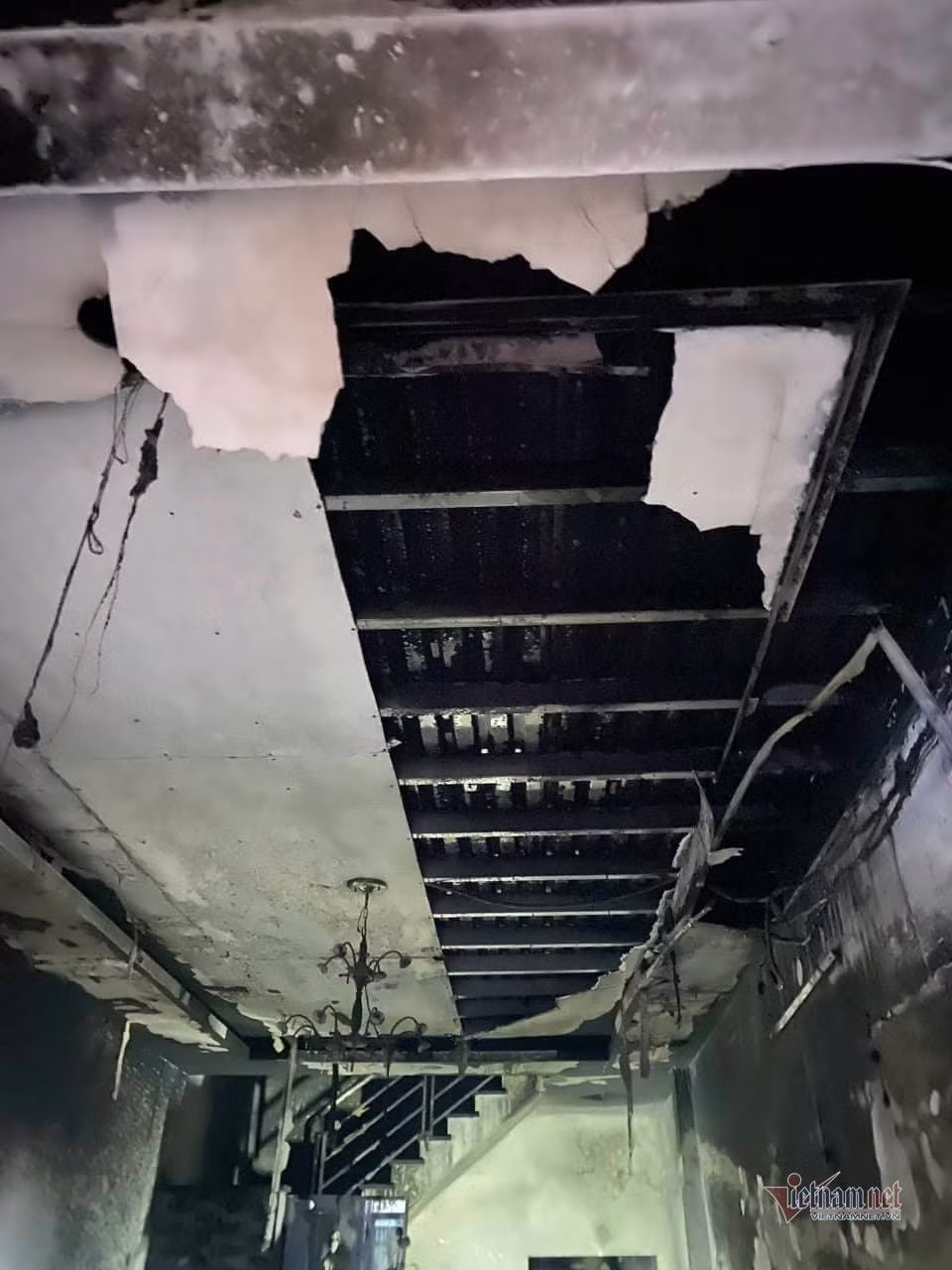 Cuu 5 nguoi trong bien lua thieu rui 2 can nha sang mung 1 Tet-Hinh-3