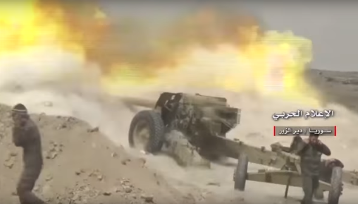 Đụng độ dữ dội giữa lực lượng chính phủ Damascus và các tay súng thánh chiến tiếp diễn vài giờ sau đó. Kết quả, phiến quân IS đã phải rút quân về vùng sa mạc sau khi hứng chịu tổn thất nặng nề. Ảnh: AMN.