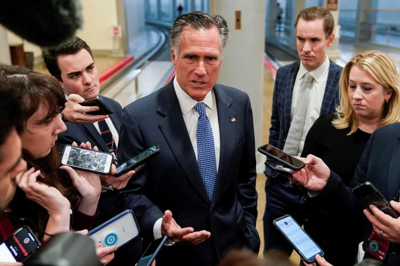 Thượng nghị sĩ Mitt Romney trả lời báo giới bên lề phiên tòa luận tội ông Trump ngày 21/1/2020.