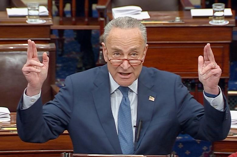 Đáp lại, ông Chuck Schumer, lãnh đạo thiểu số tại Thượng viện, cho rằng nghị quyết đề xuất về trình tự phiên tòa chỉ phản ánh quan điểm của riêng Đảng Cộng hòa. Đảng Dân chủ muốn một số quan chức chính quyền hiện tại và trước đây của ông Trump, trong đó có cựu Cố vấn an ninh quốc gia John Bolton, ra điều trần.