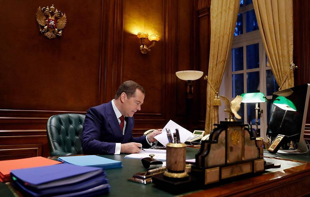 Tháng 12/1999, ông được chỉ định làm phó lãnh đạo đội ngũ nhân viên văn phòng Tổng thống Nga. Được biết, trong cuộc bầu cử tổng thống Nga năm 2000, ông Dmitry Medvedev chính là lãnh đạo chiến dịch tranh cử của ông Putin. Ảnh: Tass.